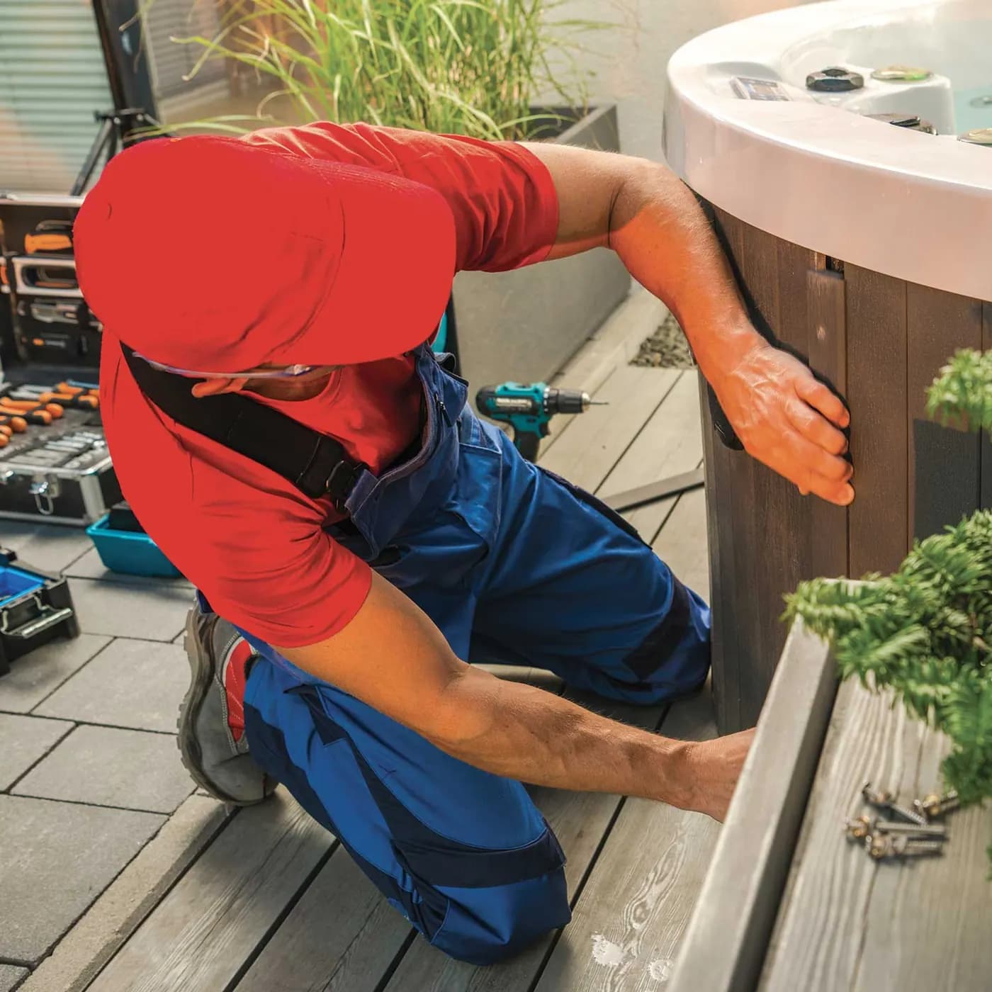 Instalador fijando el revestimiento de madera de un spa exterior